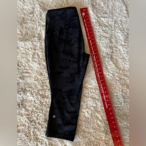 Lululemon fast and free 19” length excellent condition, hardly worn. Camo